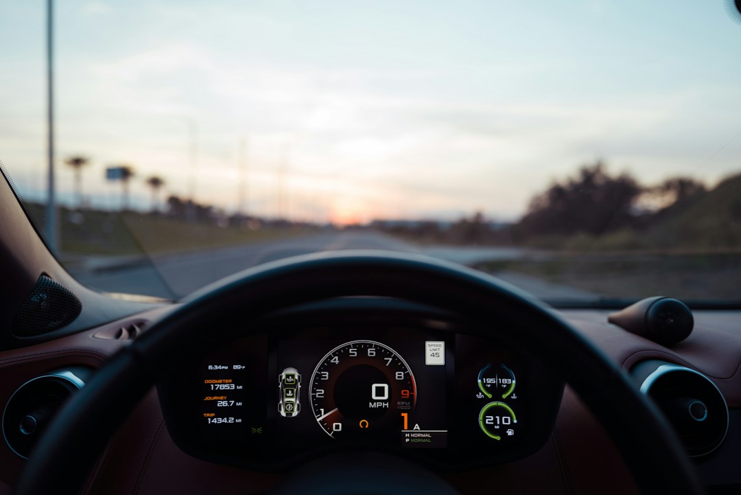 Dashboard mobil dengan konektivitas smartphone