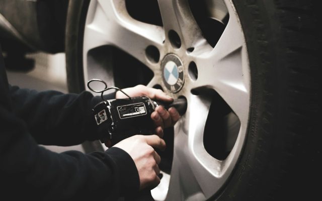 Tekanan Ban Mobil Bisa Bikin Boros BBM, Begini Cara Cek TPMS dan Tekanan Ideal