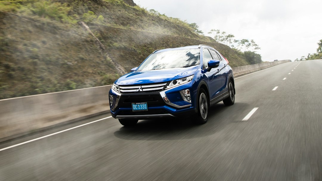 SUV Mitsubishi melaju di jalan